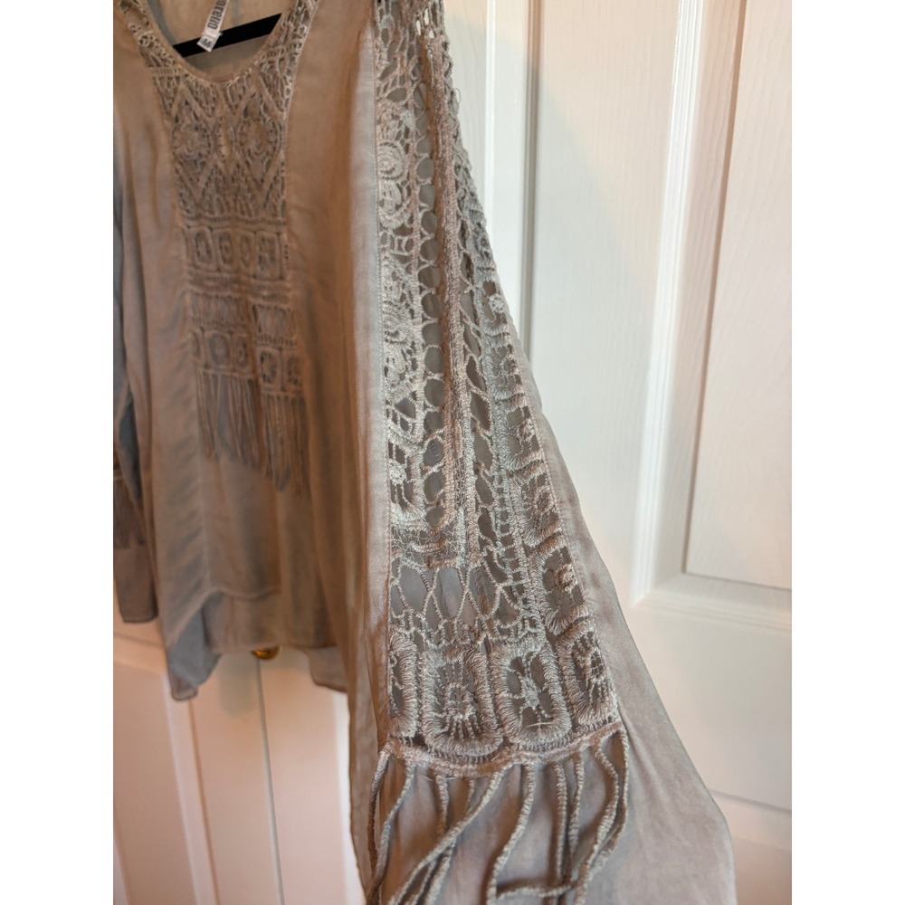 Monoreno Grey Boho Crochet Lace Fringe Sharkbite Hem Long Sleeve Top M M9951 - Picture 3 of 6